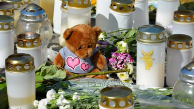 gravljus, teddybjörn och blommor på Åbo torg.