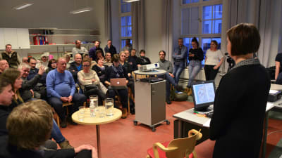 Paneldiskussion i Vasa om vargen.