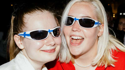 Två fans poserat med Finland-solglasögon.