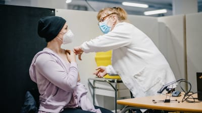 Sjuksköterskan Sirkku Ahlstedt gav Anni Ahtola en fjärde coronavirusdos.