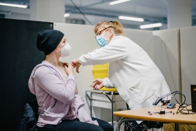 Sjuksköterskan Sirkku Ahlstedt gav Anni Ahtola en fjärde coronavirusdos.