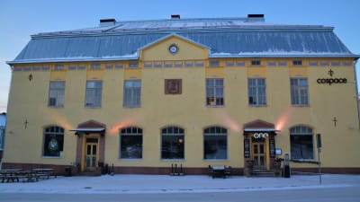 Fasad av gräddgult flervåningshus från början av 1900-talet på vintern