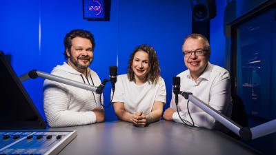 Radio Suomen Päivän juontajat Marko Miettinen, Linda Vettanen ja Aki Laine radiostudiossa.