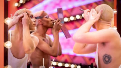 Två personer sminkar sig framför en spegel i säsong två av den brittiska versionen av RuPaul's Drag Race.
