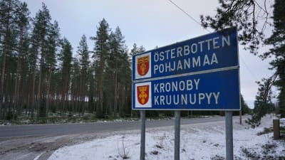 Skylt med texten Österbotten och Kronoby.