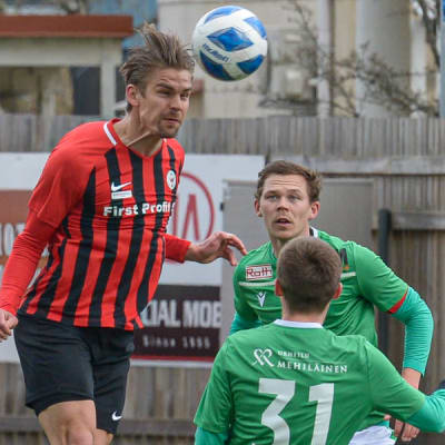 Flera spelare fajtas om bollen.