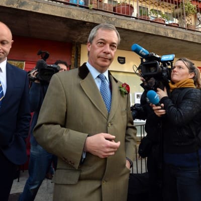 UKIP:n johtaja Nigel Farage äänestyspaikan ulkopuolella Kentissä toukokuun 7. päivä