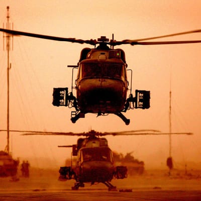 Britannian armeijan kopteri lähdössä suorittamaan tehtävää Basrassa Irakissa 31. maaliskuuta 2003.