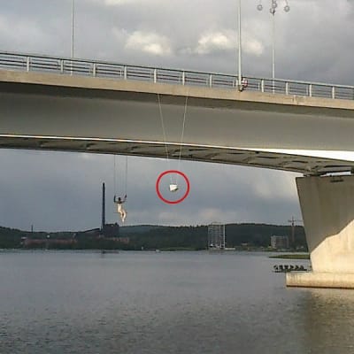 Keinuja Kuokkalan sillan alla.