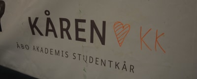 En banderoll där "Kåren älskar Kemistklubben" står skrivet. 