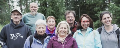 Italialaisia turisteja ryhmäkuvassa Hörtsänän arboretumissa Orivedellä