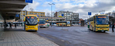 Flera bussar vid busstationen i Borgå.