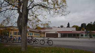 I Hakarinteen koulu i Ekenäs går nästan 200 barn och unga.