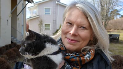 Eija Quinlan med sin katt Zelda, som var bortsprugnen i 3 år (11.04.16)