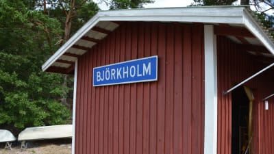 Björkholm-skylt i Björkholms hamn