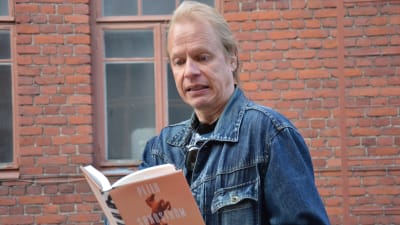 Peter Sandström ser ett tryckfel i sin roman.
