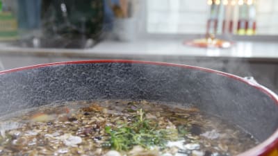 Kastrull med vintersoppa på kokning i Strömsö villans kök