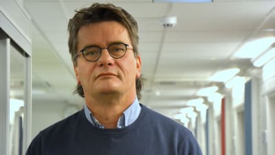 Mikael Victorzon poserar i nyhetslandskapet vid Yle Österbotten.