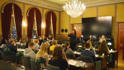 Mikaela Nylander talar vid det konstituerande ungdomsfullmäktigemötet i borgå 2017