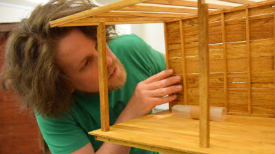 Ethan Hayes-Chute bygger ihop miniatyrmodellen av Camp Solong