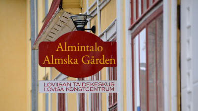 Skylt med texten "Almska gården"