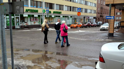 Personer på väg över en gata.