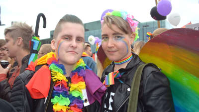 Hanna Bäckström och Lilian Tikkanen på Helsinki Pride 2017.