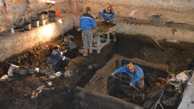 Arkeologer gräver under Katedralskolan i Åbo