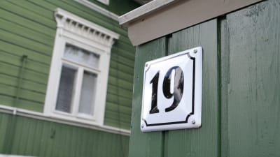 Husnummret utanfär Ågatan 19 är gjort i kakel.