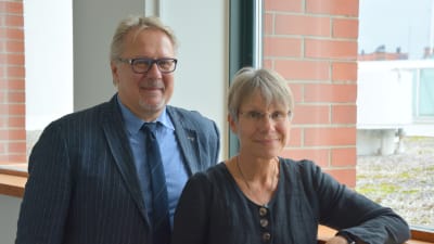 Jan-Ola Östman, professor vid Helsingfors universitet och Lena Ekberg, professor vid Stockholms universitet