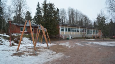 Gungor på Pojo kyrkoby skolas skolgård.