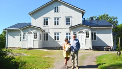 Ägarna Lilo och Kim Söderholm utanför gamla Segersby gård i Pernå.