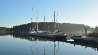 Bryggorna i Barösund en morgon.