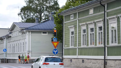Korsningen mellan Alexandersgatan och Ågatan i Borgå med hus i empirestil.