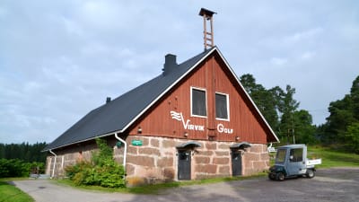 En gammal ladugård på Virvik golfs backe, texten Virvik golf på väggen.