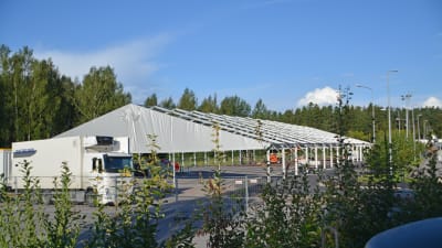 Tältet för Borgå popfest riggas upp