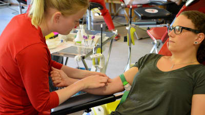 Heidi Kalavainen donerar blod i Lovisa.
