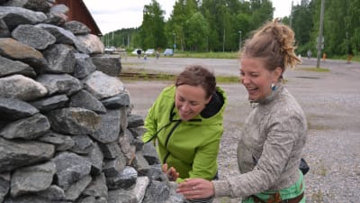 majbritt huovila och laura hyyti vid ett kummel