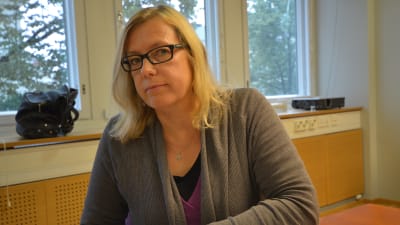 Anna Maria Gustafsson är specialiserad på språket i medierna och är en av experterna i Språkväktarna på Radio Vega.