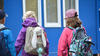 Elever på väg till Näse skola