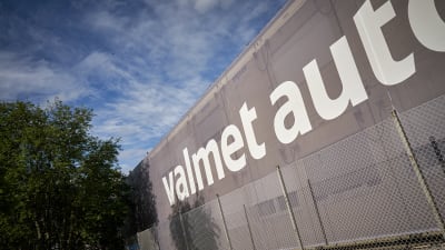 Valmet Automotiven teksti hallin seinässä.