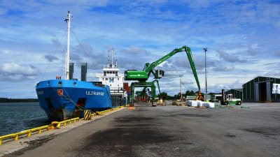 Fraktfartyg lastas i hamnen i Kaskö.