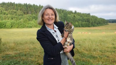 Ann Storsjö med katten Pippi i famnen.