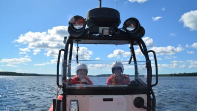 Tove Werner och Andreas Hindrén från Ekenäs sjöräddare ombord på båten Interpersona rescue