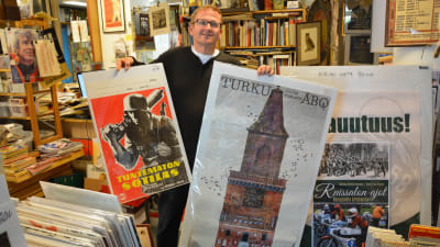 Kimmo Lampinen med några av sina affischer.