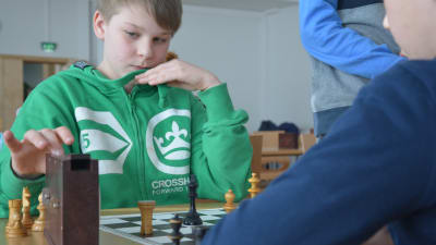 Tobias Lindqvist spelar schack