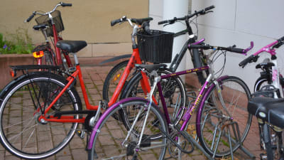 Cyklar utanför polisen i Borgå.