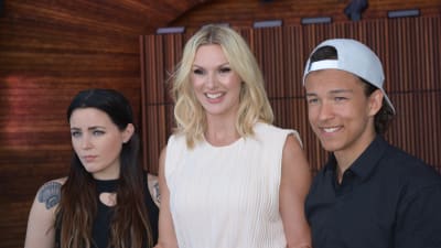 Miriam Bryant, Sanna Nielsen och Frans poserar med ett jordgubbsfat