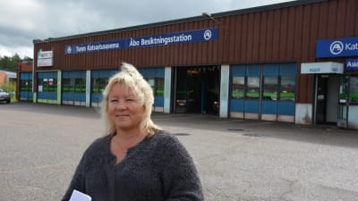Seija Jormanainen framför Åbo Besiktningsstation