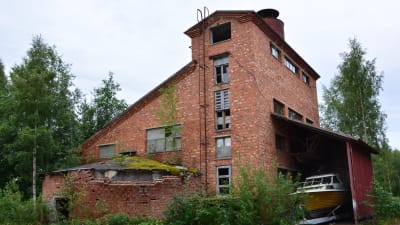 Byggnaden på bilden har varit en del av den gamla trämassafabriken på Kronvik sågområde